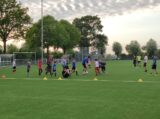 Laatste training S.K.N.W.K. JO9-1 van seizoen 2022-2023 (partijtje tegen de ouders) (110/178)